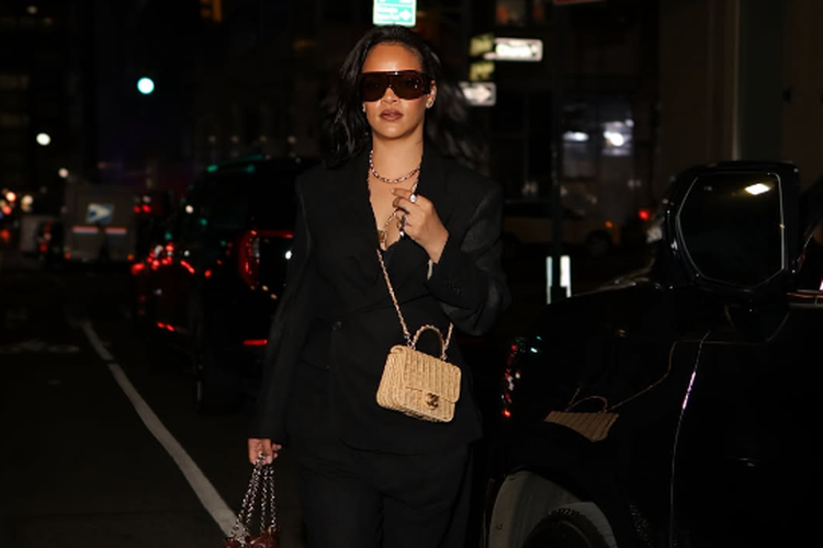 Rihanna Bawa Dua Tas Mewah Sekaligus saat Mother’s Day, Harganya Jadi Sorotan