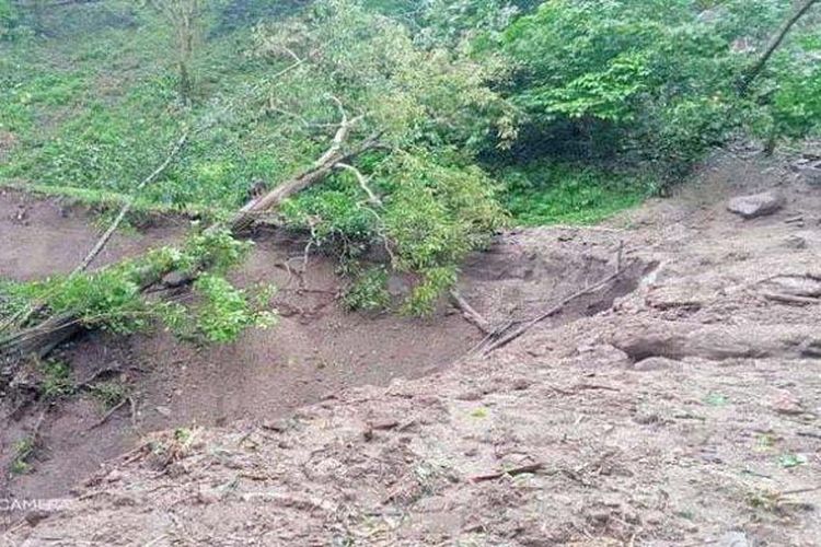 Kondisi akses jalan dua desa di Kecamatan Hewokloang, Kabupaten Sikka, Nusa Tenggara Timur (NTT), putus total akibat tertutup longsor pada Jumat (19/4/2024)