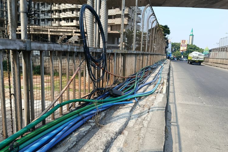 Selain Dipenuhi Kabel, Trotoar Flyover Caman Bekasi Juga Rusak Parah