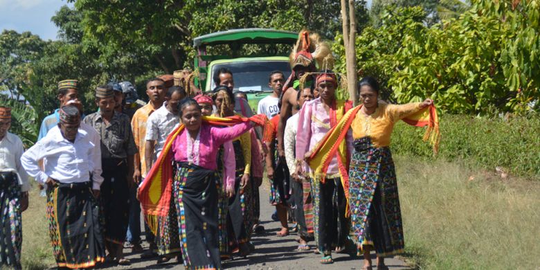 Penari kelong sedang mengantar woja wole menuju ke Mbaru Meze Suku Gunung, Desa Gunung, Kecamatan Kota Komba, Kabupaten Manggarai Timur, Flores, NTT, Senin (30/7/2018).