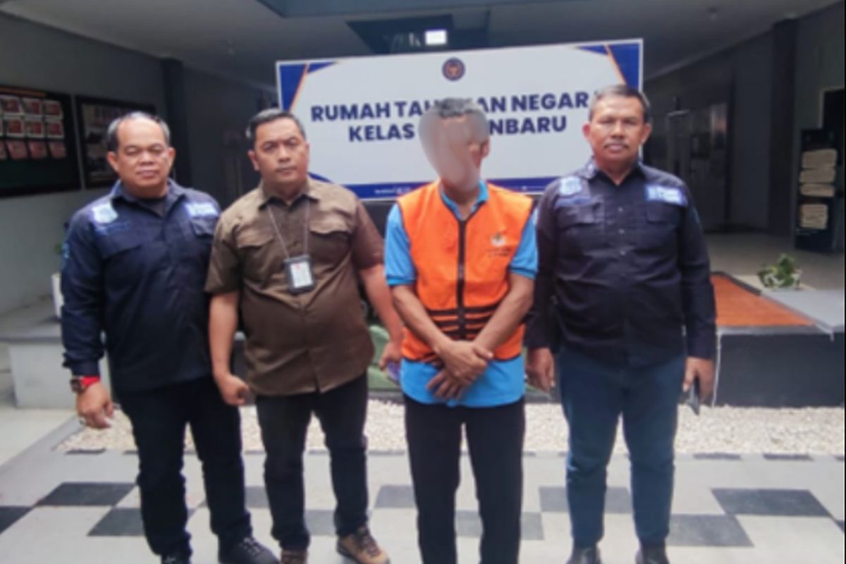 Pelaku pembalakan liar berinisial ADS ditangkap dan terancam lima tahun penjara. 
