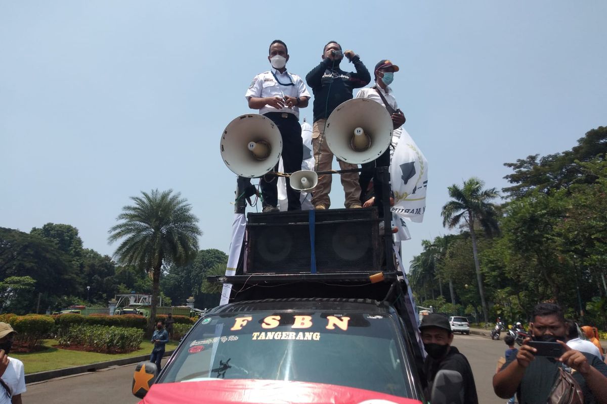 Forum Masyarakat Rusunawa Marunda menggelar unjuk rasa di kawasan Patung Kuda, Jakarta Pusat, Senin (14/3/2022). Mereka menuntut Kementerian Perhubungan untuk menyelesaikan kasus pencemaran batu bara di lingkungan mereka.