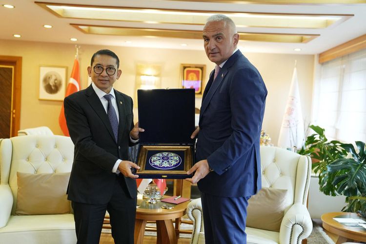 Menteri Kebudayaan Republik Indonesia Fadli Zon (kiri) dan Menteri Kebudayaan dan Pariwisata Turkiye, Mehmet Nuri Ersoy (kanan) saat bertemu di Turkiye.
