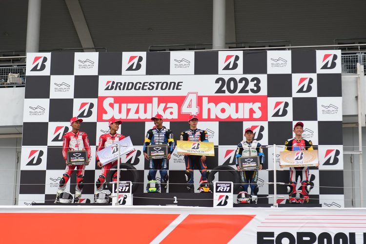 Duet pebalap Astra Honda Racing Team Adenanta Putra dan Herjun Atna Firdaus berhasil meraih podium kedua di Suzuka 4 Hours, Minggu (9/7/2023)