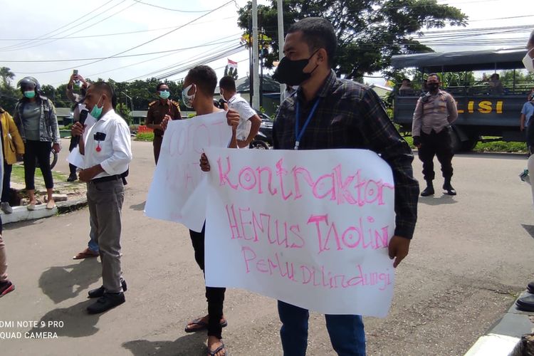 PHOTO:Warga yang tergabung dalam aliansi anti korupsi dan jaringan anti korupsi Nusa Tenggara Timur (NTT), menggelar aksi unjuk rasa di depan kantor Kejaksaan Tinggi NTT, Selasa (25/1/2022)