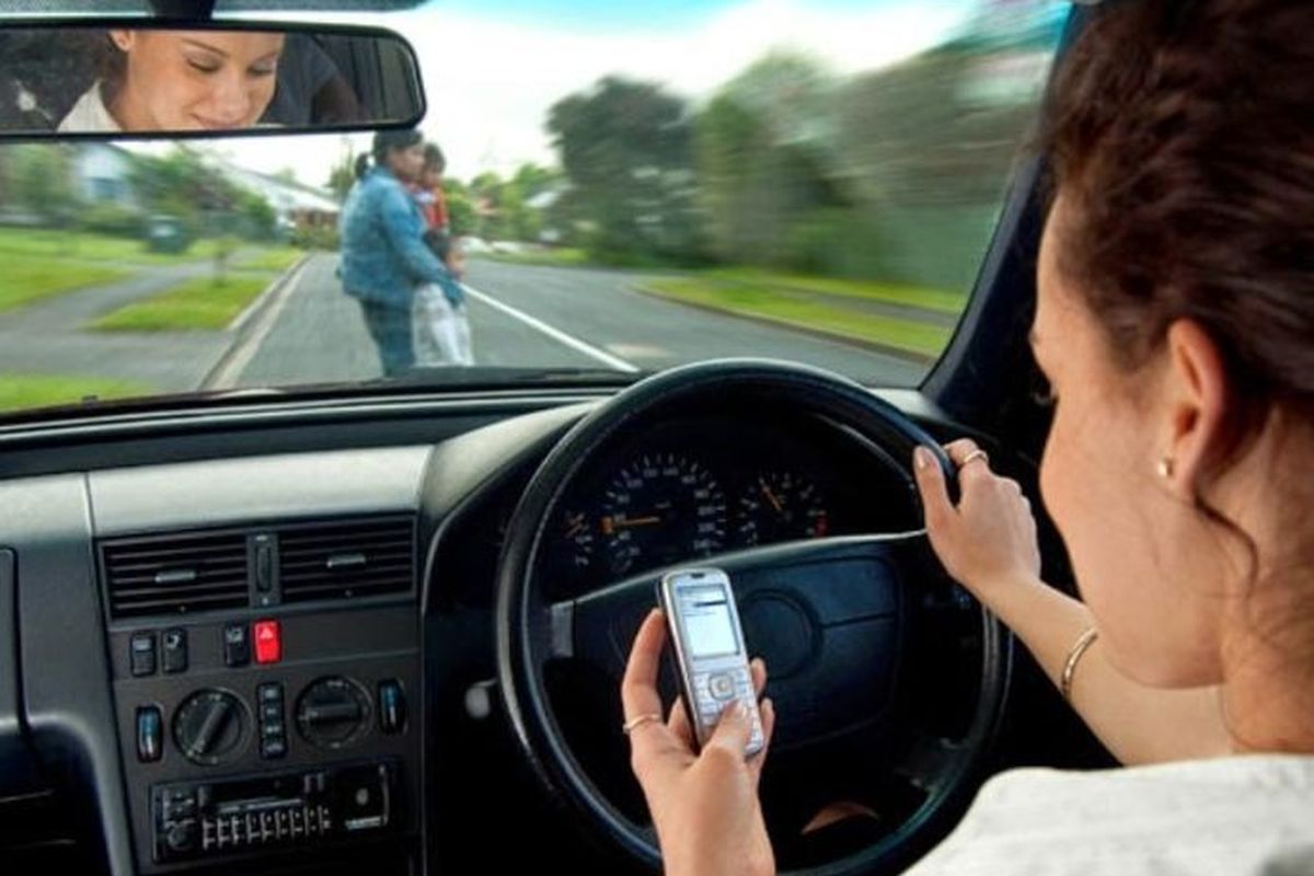 Ilustrasi Kecelakaan Karena Bermain Ponsel Saat Berkendara(google)