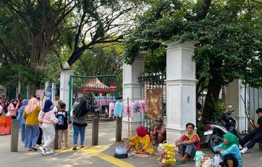 Wajah Monas di Mata Wisatawan: Ramai, Indah, namun Dipenuhi PKL Liar