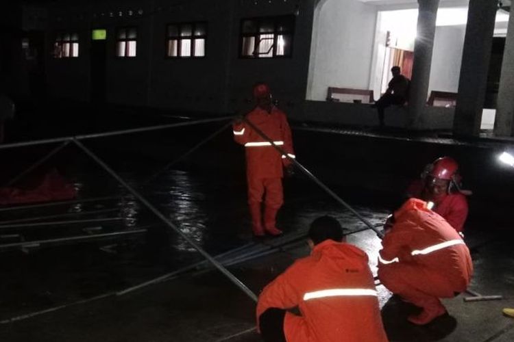  Petugas mendirikan tenda pengungsian untuk korban banjir bandang di Tapanuli Selatan, Sumatera Utara, Rabu (18/20/2024).
