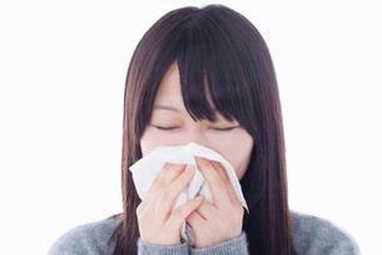 Bersihkan handuk dan seprai anggota keluarga Anda yang sedang sakit setiap harinya. Gunakan air hangat, terutama untuk sarung bantal dan handuk wajah.
