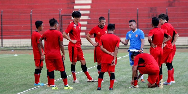 Pelatih PS Tira Rudy Eka Priyambada beri instruksi pada pemain.
