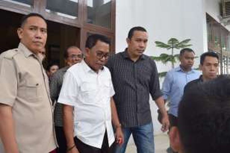 Kepala Dinas Kelautan dan Perikanan Kota Baubau, Amiruddin (Kacamata) ditahan kejari dan dititip di Rutan Kendari, Sulawesi Tenggara. Amiruddin terkendala kasus pungutan liar saat menjabat sebagai Kepala Dinas Perhubungan di tahun 2015