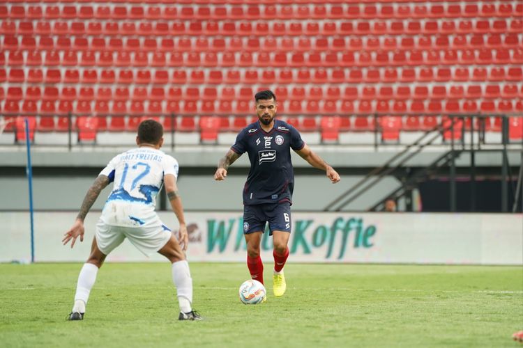 Bek Arema FC, Julian Guevara (kanan), diadang pemain sayap PSIS Semarang, Gali Freitas, dalam pertandingan pekan ke-23 Liga 1 2023-2024. Laga Arema FC vs PSIS Semarang tersebut digelar di Stadion Kapten I Wayan Dipta, Gianyar, pada Senin (5/2/2024) sore WIB.