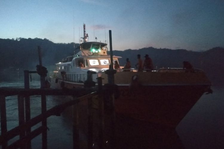 Kapal RB 220 Mataram membantu pencarian tujuh korban KM Multi Prima yang masih belum ditemukan.