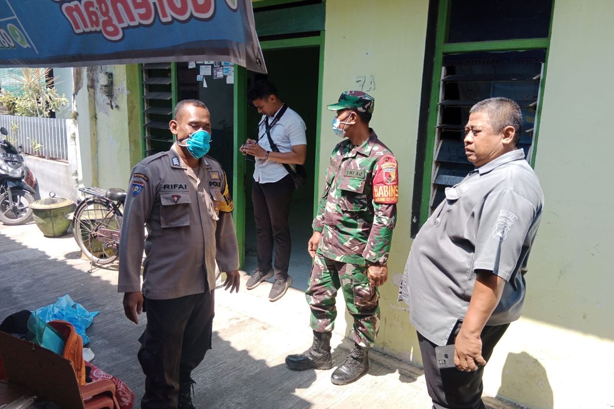 TKP rumah seorang ibu dan anaknya meninggal dunia di Kelurahan Singonegaran, Kecamatan Pesantren, Kota Kediri, Jawa, Timur.