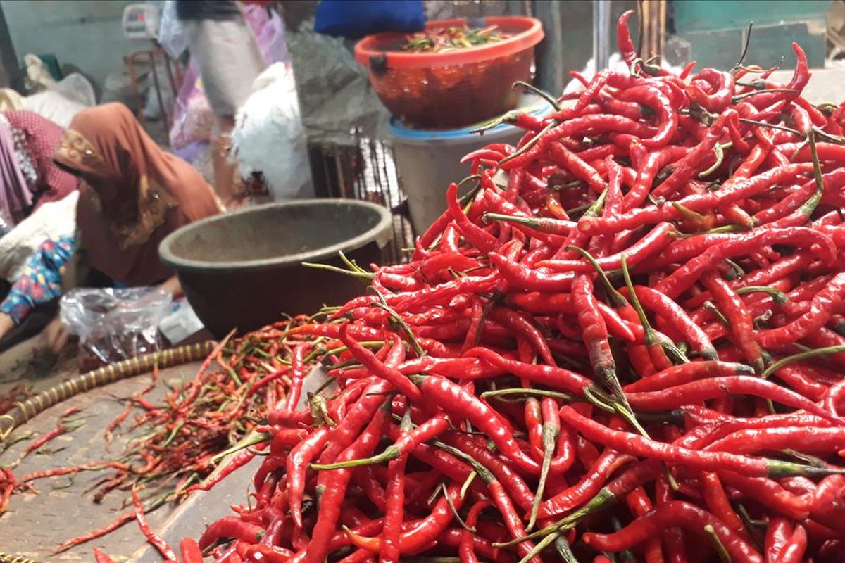 Semakin Pedas, Harga Cabai Merah Sentuh Rp 65 Ribu Perkilogram di Pasar Induk Kramat Jati, Jakarta Timur, Jumat (19/7/2019).