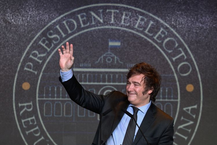 Javier Milei saat masih menjadi calon presiden Argentina dan merayakan kemenangannya di markas partainya, Minggu (19/11/2023).