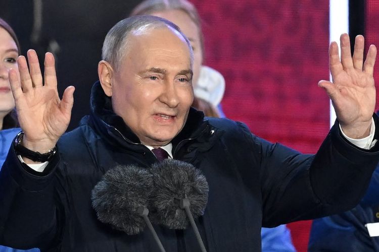 Presiden Rusia dan calon presiden Vladimir Putin berbicara kepada massa saat rapat umum dan konser merayakan 10 tahun aneksasi Rusia atas Krimea di Lapangan Merah di Moskow pada 18 Maret 2024.