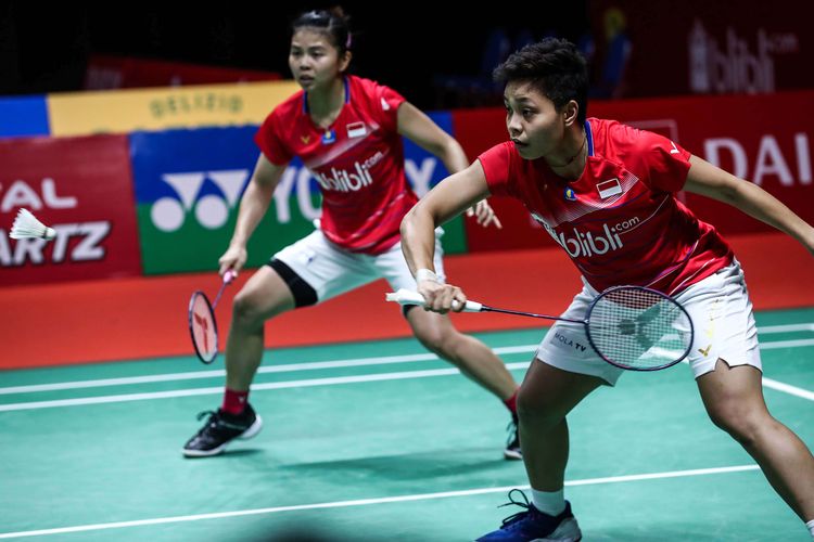 Ganda putri Indonesia, Greysia Polii dan Apriyani Rahayu bertanding melawan ganda putri Denmark, Maiken Fruergaard dan Sara Thygesen pada pertandingan final Daihatsu Indonesia Masters 2020 di Istora Senayan Jakarta, Minggu (19/1/2020). Greysia - Apriyani juara ganda putri setelah menang 18-21, 21-11, dan 23-21.