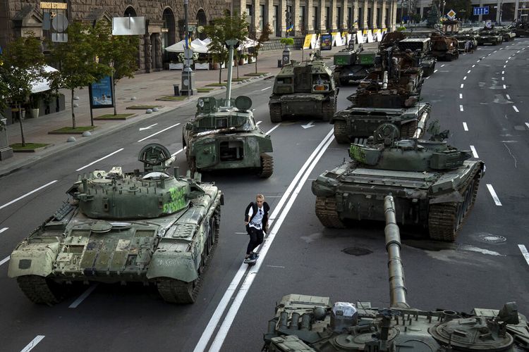 Pemandangan kendaraan militer Rusia yang hancur dipasang di pusat kota Kyiv, Ukraina, Rabu, 24 Agustus 2022. 