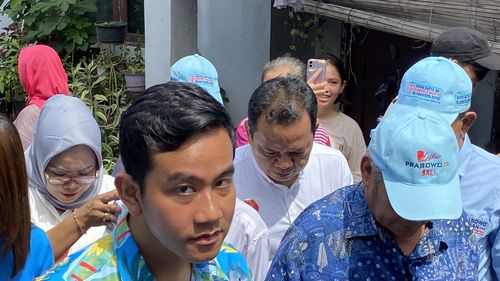 Bagikan Makan Siang dan Susu di Depok, Gibran: Yang Jelas Tidak Ada Lagi Stunting