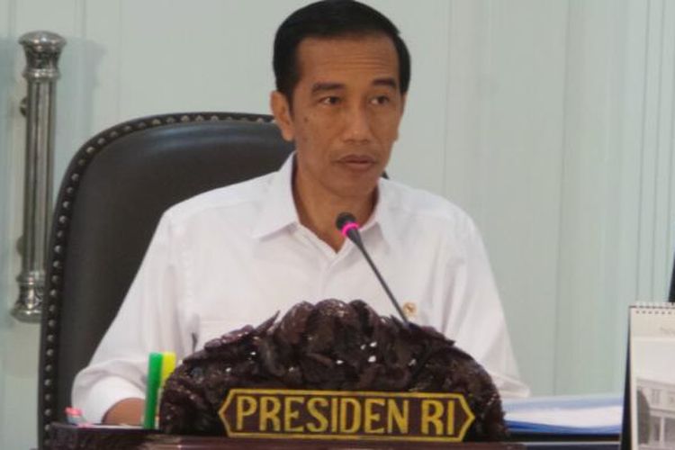 Presiden Joko Widodo saat memimpin Rapat Kabinet di Istana Presiden, Senin (17/11/2014).