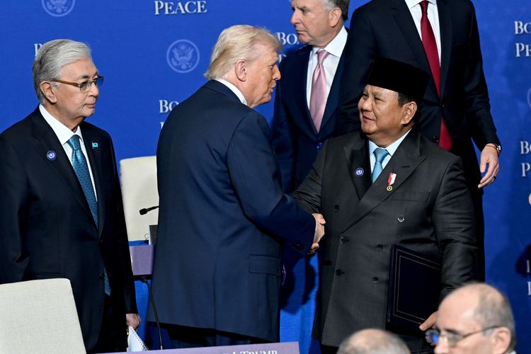 Presiden Prabowo Subianto (kanan) bersalaman dengan Presiden Amerika Serikat Donald J. Trump saat hadir dalam KTT perdana Dewan Perdamaian atau Board of Peace, di Donald J. Trump US Institute of Peace di Washington DC, Amerika Serikat, Kamis (19/2/2026) waktu setempat.