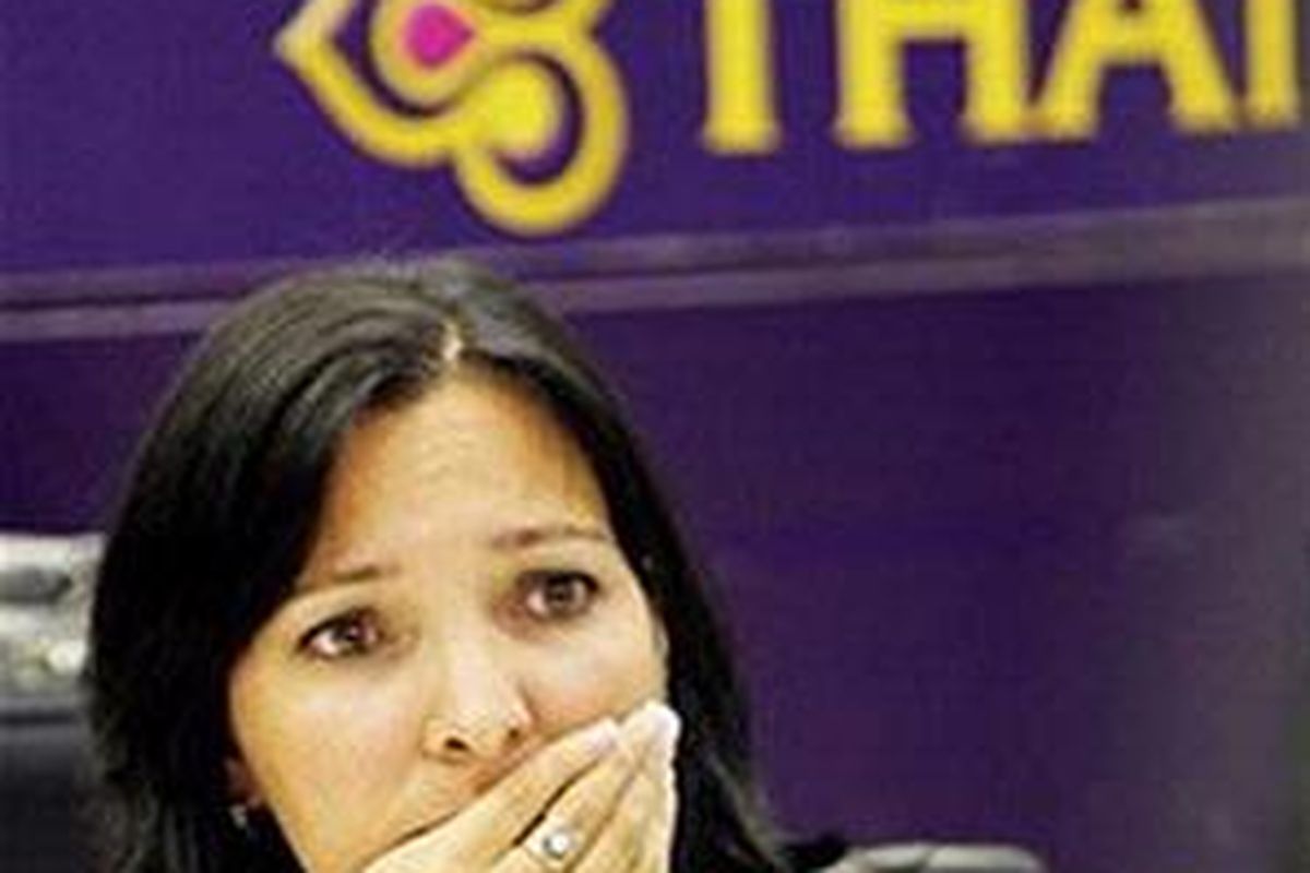 Seorang penumpang menunggu dalam ketidakpastian, Rabu (25/11), di Bandara Suvarnabhumi, Bangkok, Thailand. Ribuan demonstran anti pemerintah menguasai Bandara menuntut pengunduran diri Perdana Menteri Somchai Wongsawat.