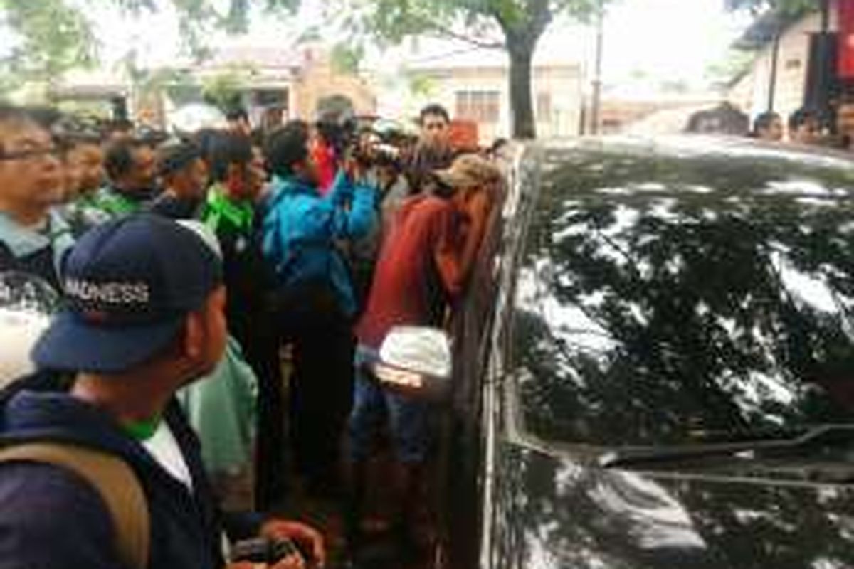 Petugas kepolisian melakukan penangkapan terhadap kawanan yang diduga terkait pencurian kendaraan bermotor, di Kanal Banjir Timur, Jatinegara, Jakarta Timur, Jumat (26/8/2016). Salah satu pelaku disebut ada yang ditembak petugas.