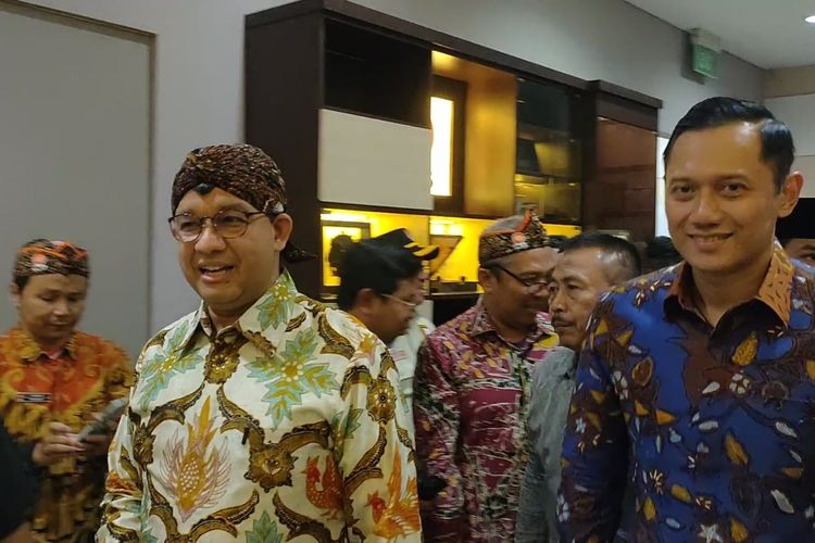 Bakal calon presiden (bacapres) Koalisi Perubahan untuk Persatuan, Anies Baswedan dan Ketua Umum Partai Demokrat Agus Harimurti Yudhoyono (AHY) kompak menghadiri acara pagelaran Wayang Kulit di Kantor DPP PKS, TB Simatupang, Jakarta Selatan, Minggu (27/8/2023) malam.