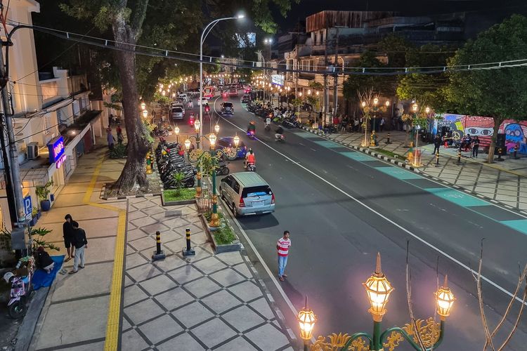 Pedestrian Kawasan Kayutangan di Kota Malang pada malam hari.