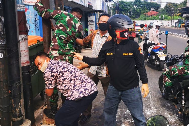 Polri-TNI ketika melakukan pencopotan baliho bergambar RIzieq Shihab di Jakarta, Jumat (20/11/2020).