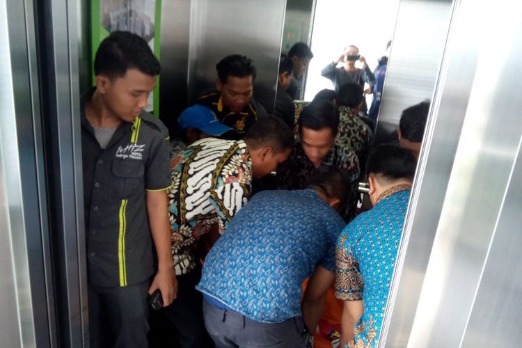 Petugas kepolisian melakukan identifikasi terhadap jenazah korban yang ditemukan meninggal di kamar hotel di Pekanbaru, Kamis (10/1/2019). 