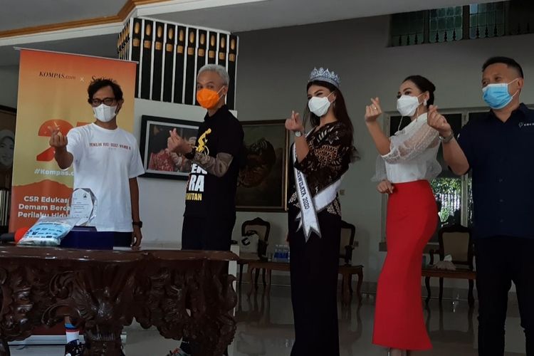 Penyerahan simbolis diserahkan secara langsung oleh Pimpinan Redaksi Kompas. com Wisnu Nugroho kepada Gubernur Jawa Tengah Ganjar Pranowo di Rumah Dinas Puri Gedeh Semarang di Puri Gedeh, Sabtu (3/4/2021)