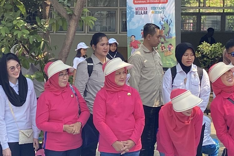 Ibu Negara Iriana Joko Widodo (tengah) saat berada di SDN Pakis III Surabaya, Jawa Timur, Kamis (26/10/2023)