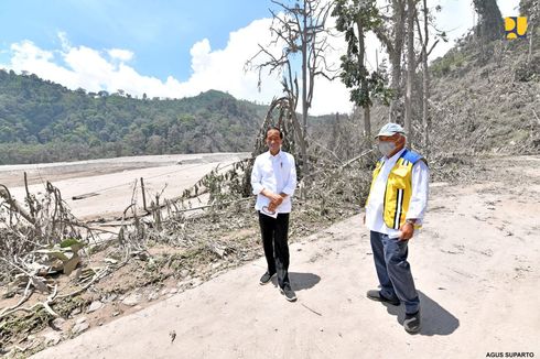 Saat Paspampres Jokowi Kaget dengan Suara Gelegar Petir dari Gunung Semeru