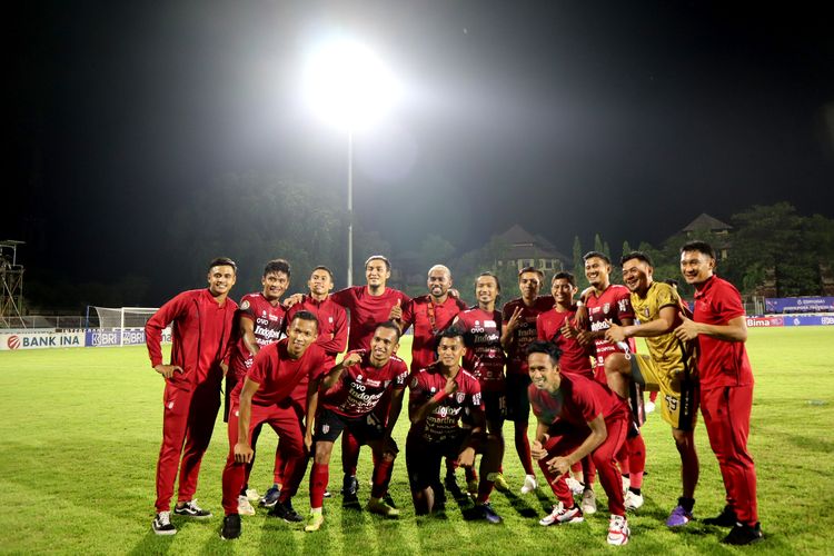 Pemain Bali United foto bersama disela-sela menikmati juara Liga 1 2021-2022.