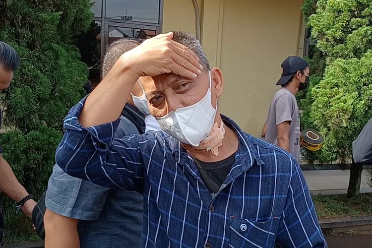 IS (56) mengalami luka tusuk di bagian leher setelah di begal oleh AH (22) di Ciparay Kabupaten Bandung, kendaraan milik IS dikembalikan oleh pihak jajaran Polresta Bandung, Senin (28/3/2022)