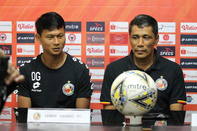 Pelatih Semen Padang, Weliansyah (kanan) dan Dedy Gusmawan, dalam jumpa pers jelang lawan Barito Putera.