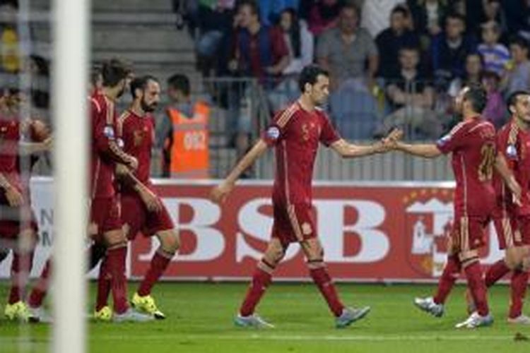 Para pemain Spanyol merayakan gol ke gawang Belarus pada laga Kualifikasi Piala Eropa 2016 Grup C di Borisov Arena, Borisov, Minggu (14/6/2015).