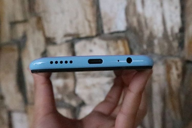 Sisi bawah Redmi Note 9 terdapat speaker, port USB C untuk mengisi daya, dan lubang jack audio 3,5mm.