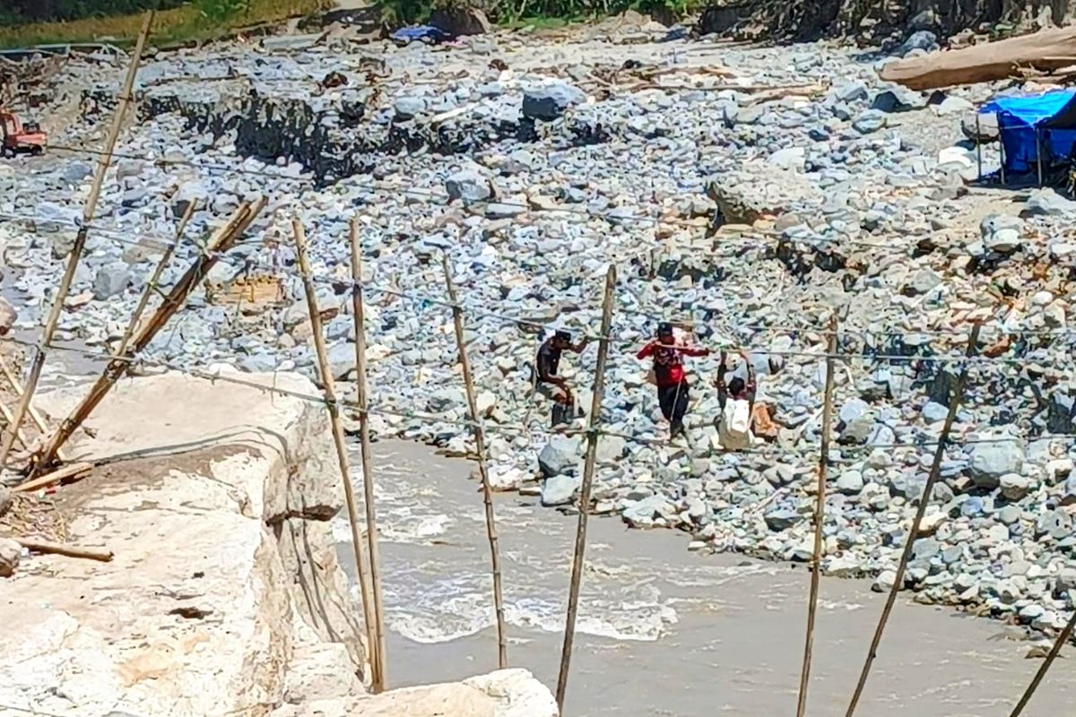 Warga Melewati Tali Melintasi Sungai Ayun, Kampung Bergang, Kecamatan Ketol, Kabupaten Aceh Tengah, Rabu (28/1/2026)