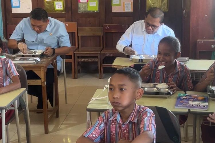 Kepala BGN Makan MBG Bareng Siswa SD di Kupang, Ada Ayam Goreng hingga Semangka