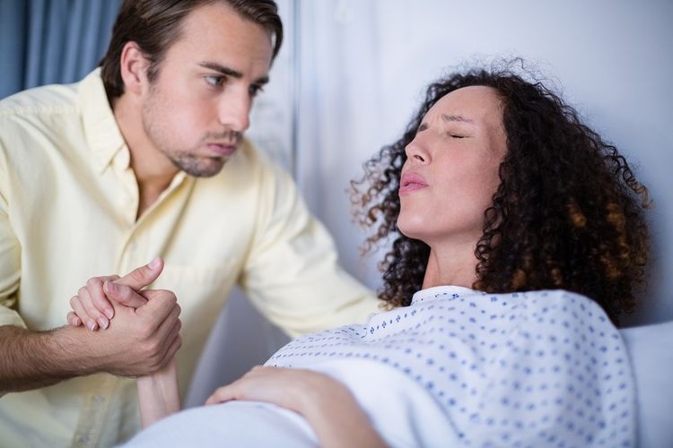 Ilustrasi seorang suami membantu istrinya melahirkan.
