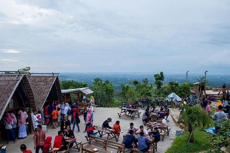 Suasana Puncak Sosok, Bantul di sore hari.