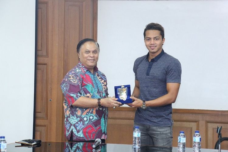  Atlet renang nasional, I Gde Siman Sudartawa mendapat penghargaan berupa beasiswa bidang pendidikan atas prestasinya di bidang olah raga.