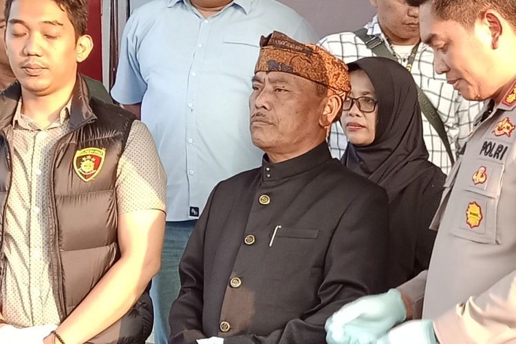 Supoyo (tengah) menyebut kebakaran di lahan kawasan Bromo merupakan siklus 3-4 tahunan. Kebakaran lahan hingga ada tersangka baru kali ini terjadi. 