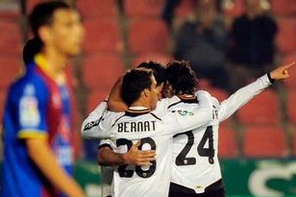 Para pemain Valencia merayakan gol Aritz Aduriz pada pertandingan leg kedua perempat final Copa del Rey lawan Levante, Kamis atau Jumat (27/1/2012) dini hari WIB. Valencia akhirnya menang 3-0 atau unggul agregat 7-1 untuk ke semifinal menantang Barcelona.