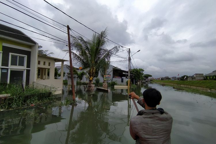 Air yang masih menggenangi wilayah RW 25, Gebang Raya, Periuk, Kota Tangerang, Banten, pada Jumat (19/2/2021). Genangan tersebut tak kunjung surut sejak Kamis (18/2/2021) kemarin.