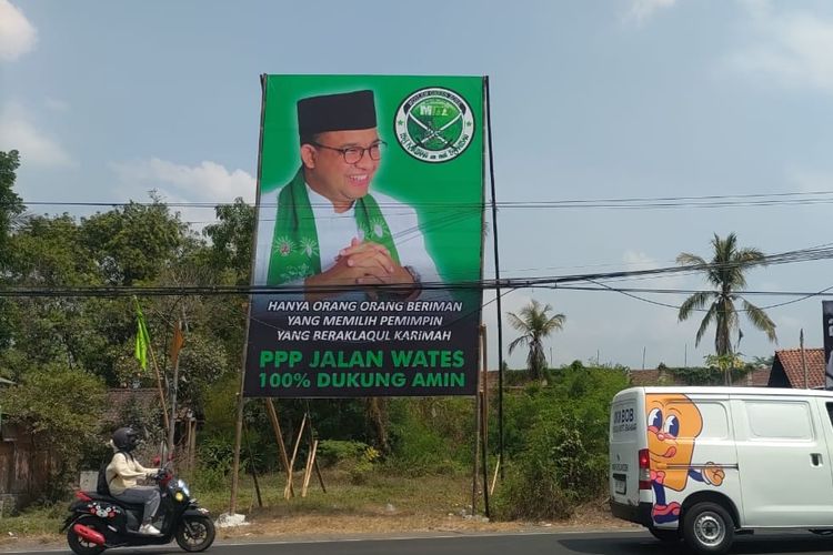 spanduk berisi dukungan PPP Jalan Wates 100 % Dukung Amin (Anies Baswedan-Cak Imin) terpasang di Jalan Wates Km 8, Kapanewon Gamping, Kabupaten Sleman.
