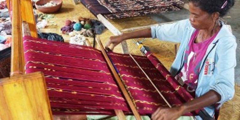 Seorang perajin tenun tengah menenun dengan alat tenun tradisional gedogan di Kampung Hula, Desa Alor Besar, Kabupaten Alor, Nusa Tenggara Timur.